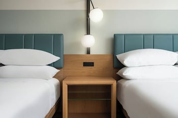 Room, 2 Queen Beds, Pool View