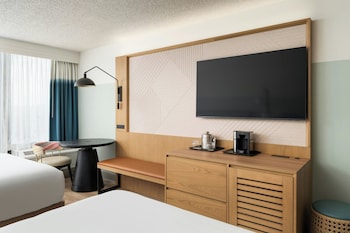 Room, 2 Queen Beds, Pool View