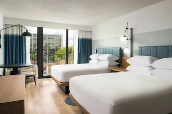 Room, 2 Queen Beds, Pool View