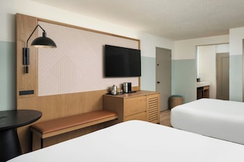 Room, 2 Queen Beds, Pool View