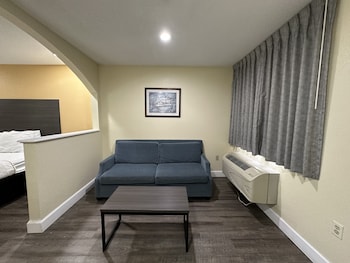 Suite, 1 King Bed with Sofa bed, Non Smoking