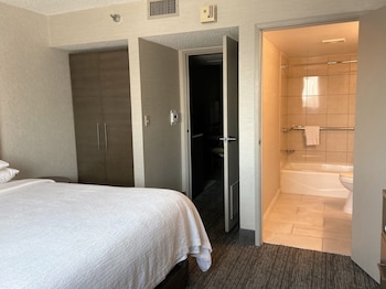 Suite, 1 King Bed with Sofa bed, Accessible, Bathtub