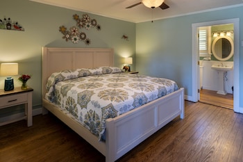 Richmond Thompson Multi-Unit with One King Bed