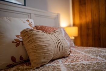 Chestnut Lodge Multi-Unit, One King Bed with Sofa Bed