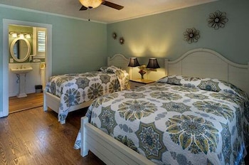 Richmond Thompson Multi-Unit with One Queen and One Twin Bed