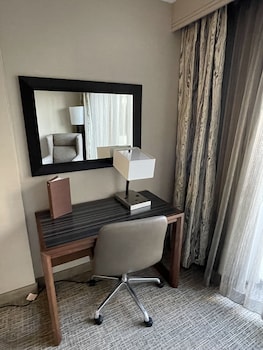 Room, 2 Queen Beds, Accessible (Roll-in Shower)