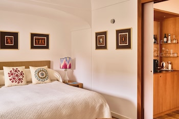 Room (Courtyard room)