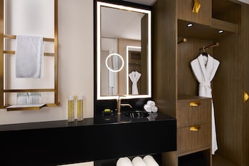 Standard Room, 1 Queen Bed (Classic Queen)