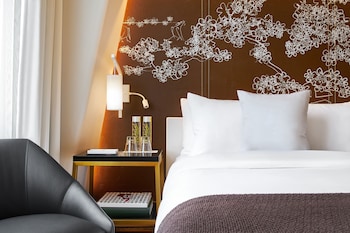 Standard Room, 1 Queen Bed (Classic Queen)