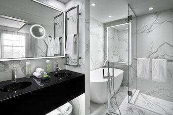 Superior Suite, 1 King Bed (City View King Spa Suite)