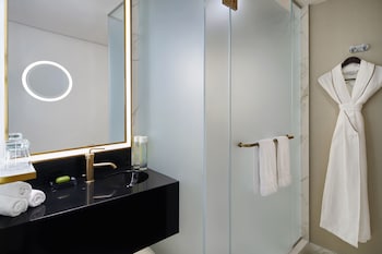 Standard Room, 1 Queen Bed (Classic Queen)