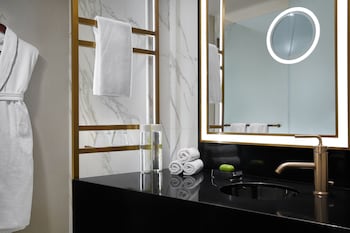 Deluxe Room, 1 King Bed (City View Deluxe - Accessible King)