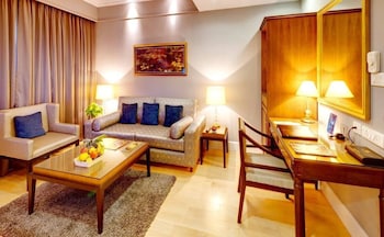 Junior Suite, Executive Lounge Access, Pool View
