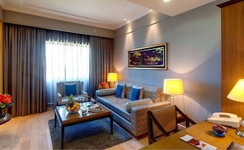 Junior Suite, Executive Lounge Access, Pool View