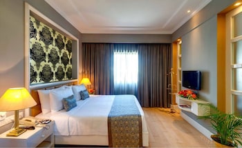 Junior Suite, Executive Lounge Access, Pool View