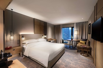 Deluxe Room, 1 King Bed, City View