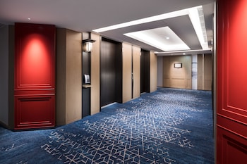 Deluxe Room, 1 King Bed, City View