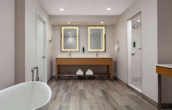 Suite, 1 King Bed, Ocean View