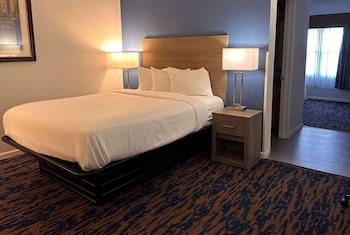 Suite, Non Smoking (1 King, 1 Queen Bed)