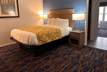 Suite, Non Smoking (1 King, 1 Queen Bed)