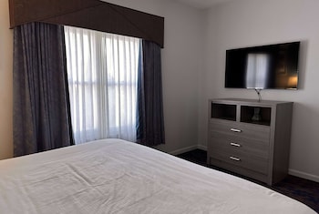 Suite, Non Smoking (1 King, 1 Queen Bed)