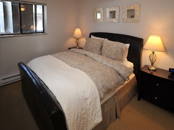 Traditional Condo, 1 Queen Bed, Kitchen, Mountain View (1 bedroom 1 bath condo)