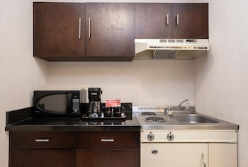 Studio, 2 Queen Beds, Kitchen (Monashee Building)