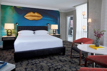 Club Suite, 1 King Bed, Smoking