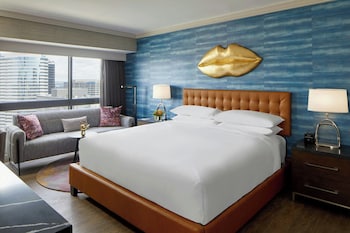 Club Suite, 1 King Bed, Smoking