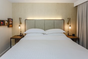 Suite, 1 Queen Bed with Sofa bed (Mobility Accessible, Tub)