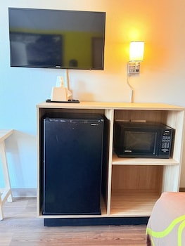 Room, 1 King Bed, Mobility Accessible, Non Smoking (Bathtub W/grab Bars)