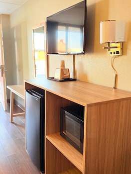 Room, 1 King Bed, Mobility Accessible, Non Smoking (Bathtub W/grab Bars)