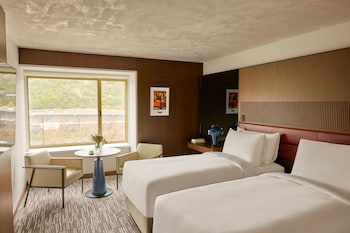 Signature Twin Room, 2 Twin Beds, River View