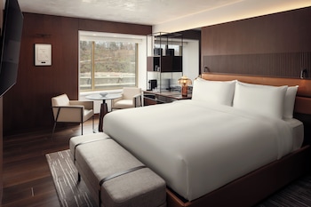 Signature Room, 1 King Bed, River View