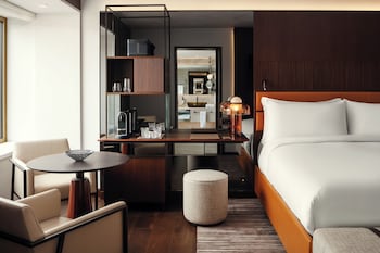 Fairmont Gold, Signature Room, 1 King Bed, Club Lounge Access