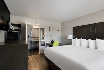 Standard Room, 1 King Bed, Non Smoking, River View