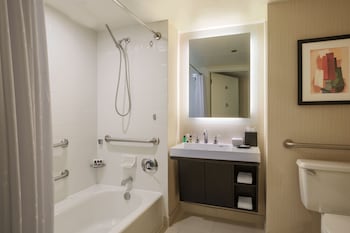 Club Room, 1 King Bed (Mobility/Hearing Accessible, Tub)