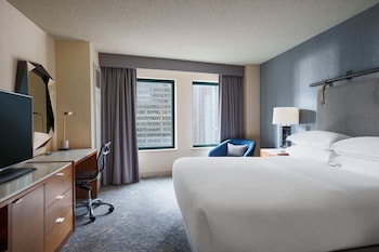 Club Room, 1 King Bed (Mobility/Hearing Accessible, Tub)