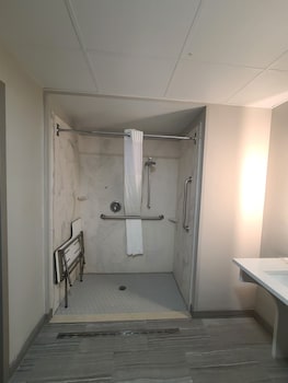 Room, 2 Queen Beds, Accessible, Non Smoking (Roll-In Shower)