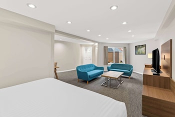 Executive Suite, 1 King Bed, Non Smoking (Living Room)