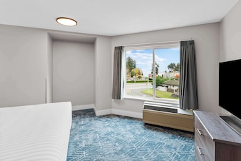 Family Suite, 1 King Bed, Non Smoking (Living Room;with Sofabed)