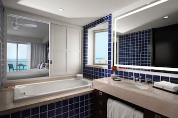 Studio, 1 Queen Bed with Sofa bed, Balcony (Oceanfront)