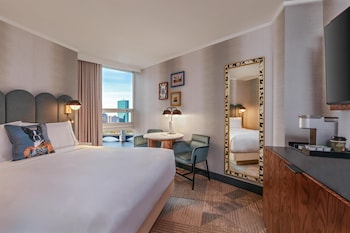 Standard Room, 1 Queen Bed, River View (East Tower)