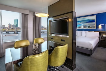 Executive Studio Suite, 1 King Bed, River View