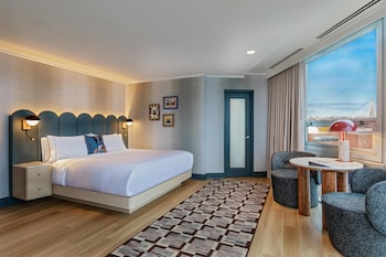 Deluxe Room, 1 King Bed, River View (East Tower)