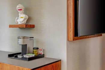 Deluxe Room, 1 King Bed, River View (East Tower)