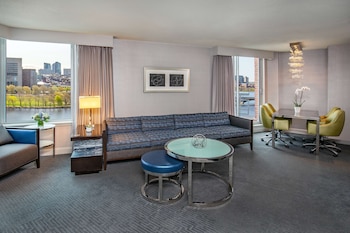 Suite, 1 King Bed, River View (Accessible)