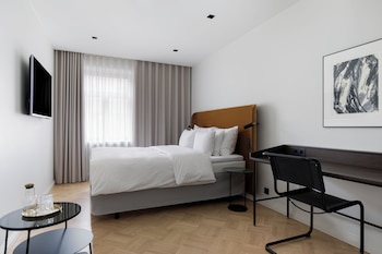 Room, 1 Queen Bed (Solo Queen)
