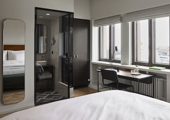 Room, 1 Queen Bed (Solo Up, with view)
