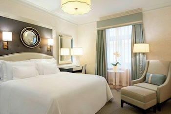 Family Room, 1 King Bed, Courtyard View